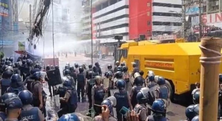 ইসলামী ব্যাংকের সামনে পুলিশের লাঠিচার্জ ও টিয়ারগ্যাস নিক্ষেপ